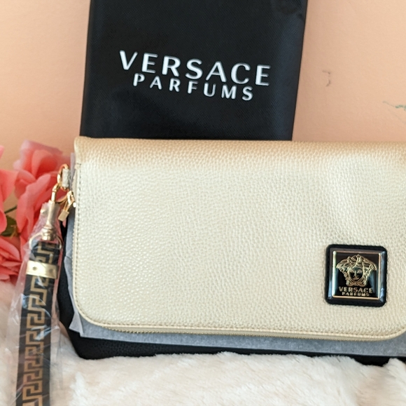 Versace - Picture 3 of 9